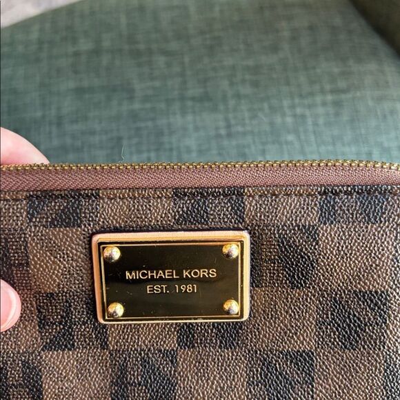 Michael Kors MK Signature Zip Around Wristlet Wallet Brown Patterned Wristlet! - Picture 3 of 11
